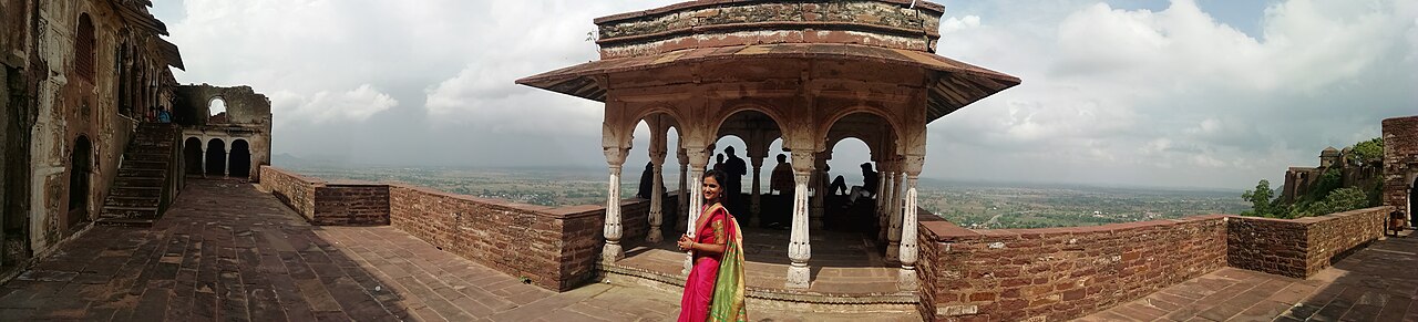 दमयंती ताल एवं छतरियाँ, नरवर