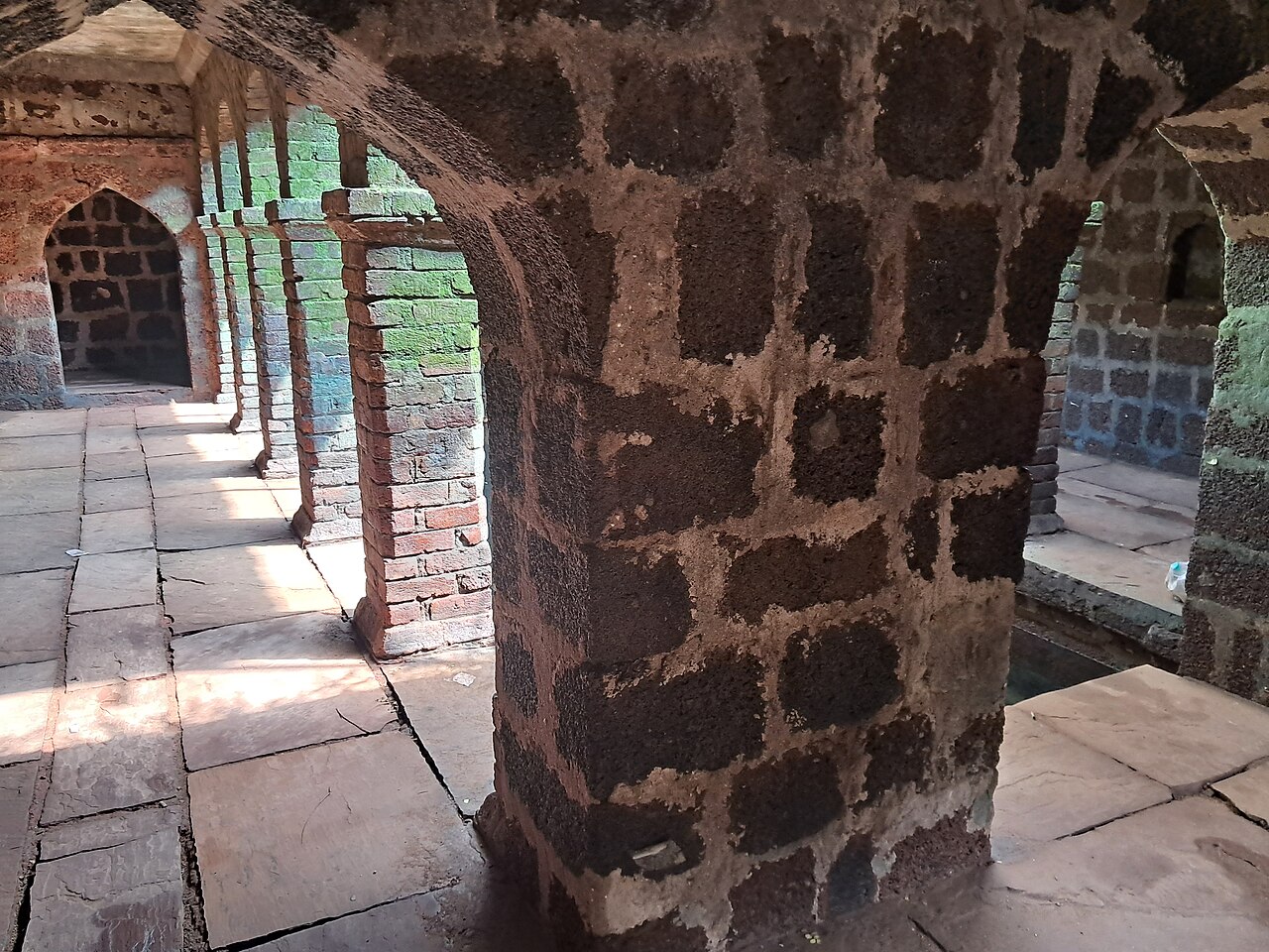 Manpura Garhi & Historic Baoli, Pichhore