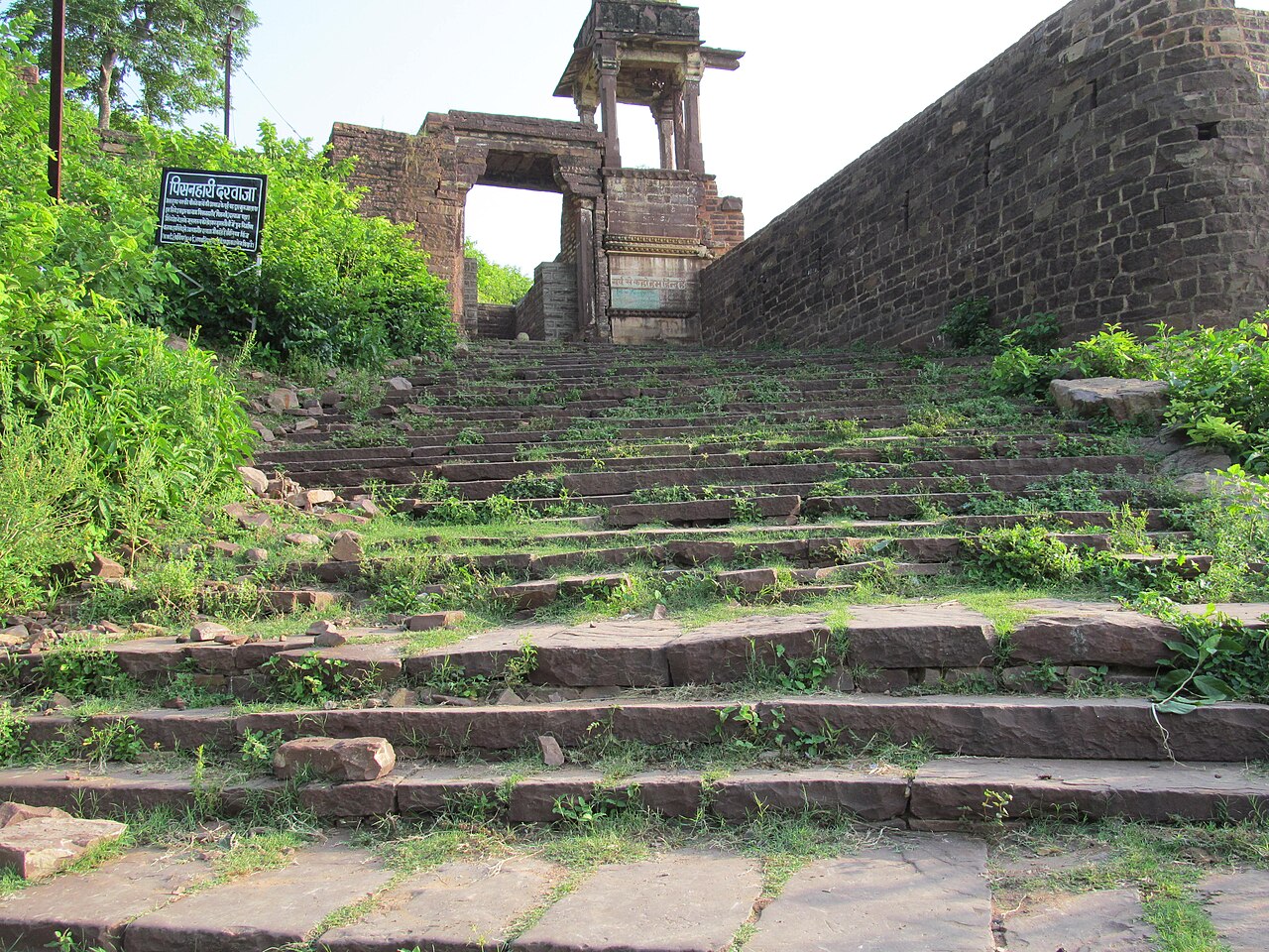 सूर्य मंदिर अवशेष, नरवर दुर्ग